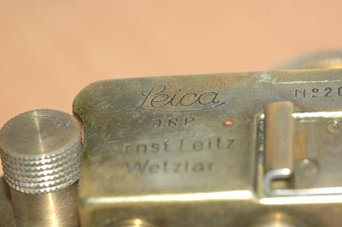 �J�����ɂ�Leica�Ə����Ă���B